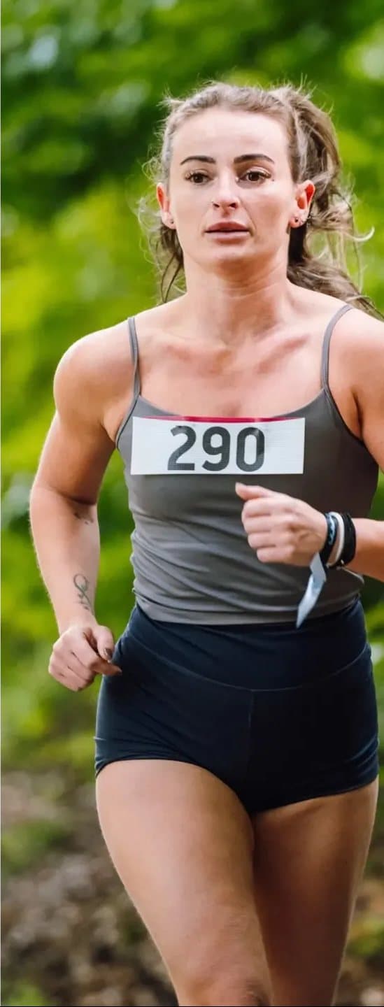 Sportivă alergând cu numărul de concurs 290