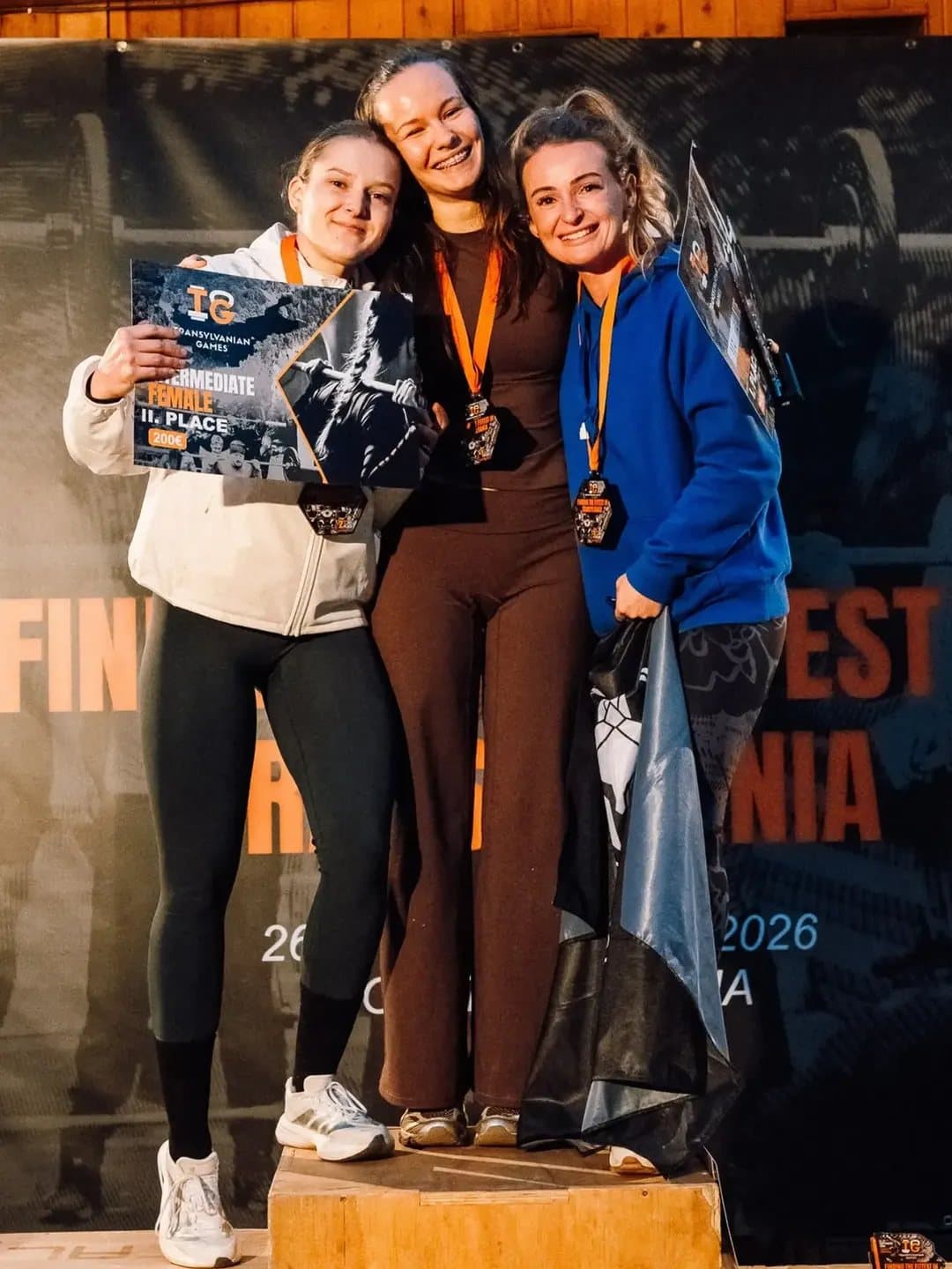 Trei sportive pe podium, cu medaliile la gât