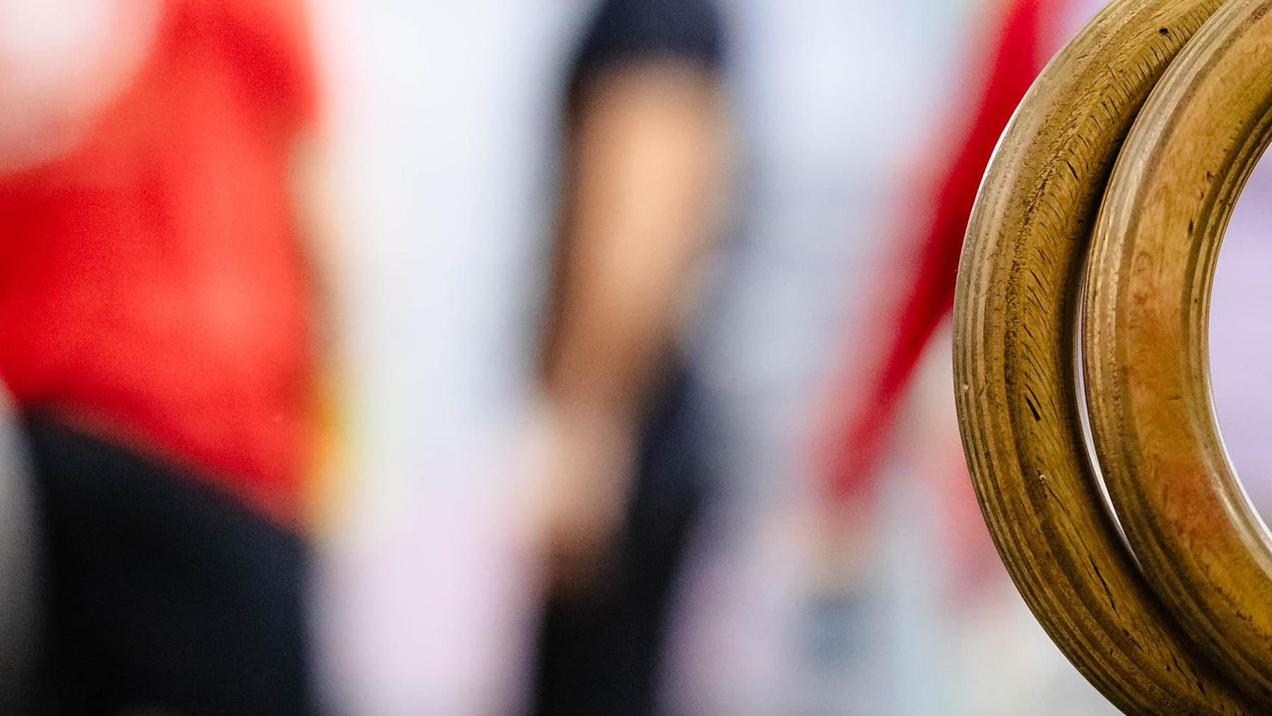 Inele de gimnastică din lemn, în prim-plan, într-o clasă